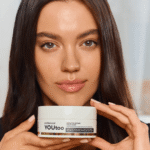 Девушка держит баночку кератиновой маски YOUtoo Keratin Repair Hair Mask у лица — YOUtoo